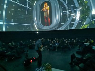 "miRatio"-Konzert mit paralleler 360 Grad Projektion im aufblasbaren infinityDome.