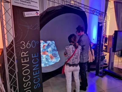 Science communication with the portable rotatable 360 degree display.